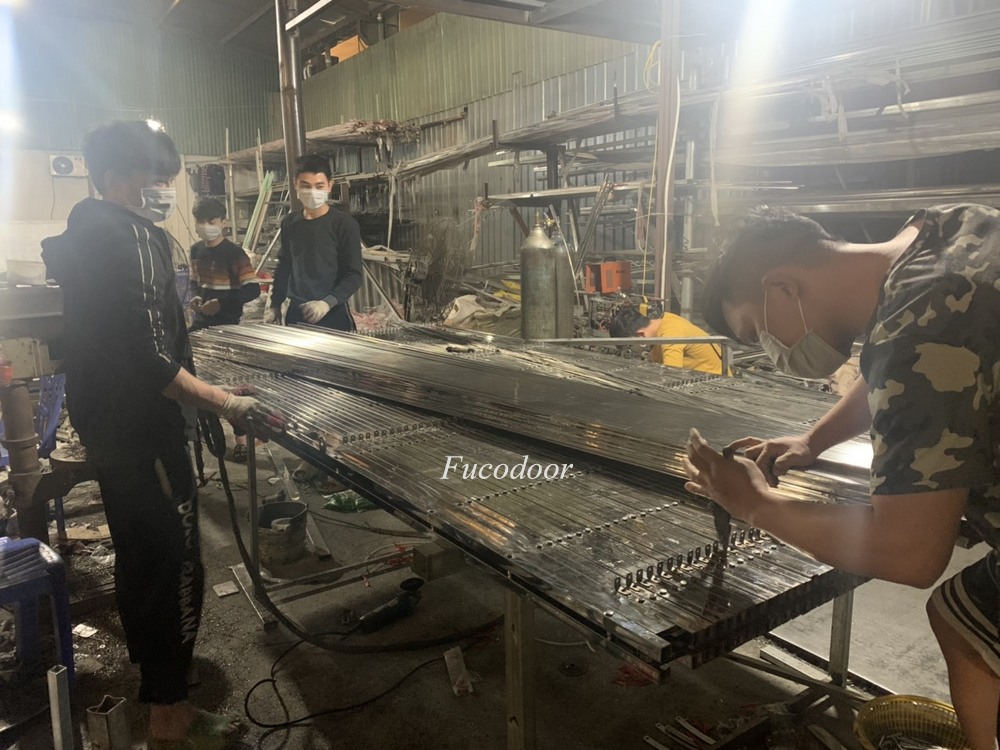 Cửa xếp INOX hộp 20x20 INOX 201 có lá