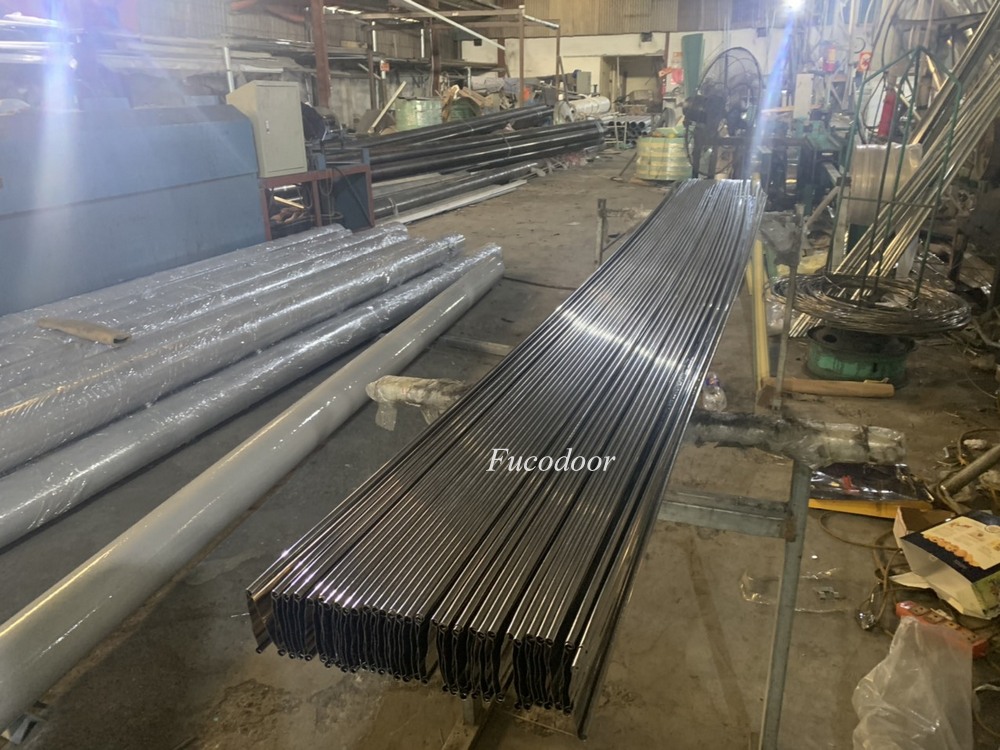 Cửa xếp INOX hộp 20x20 INOX 201 có lá