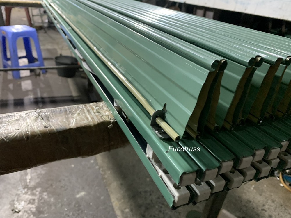Cửa xếp U đúc thép mạ màu có lá