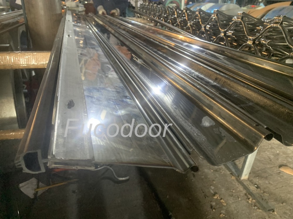 Nhà máy cửa cuốn song ngang ống tròn INOX phi 19