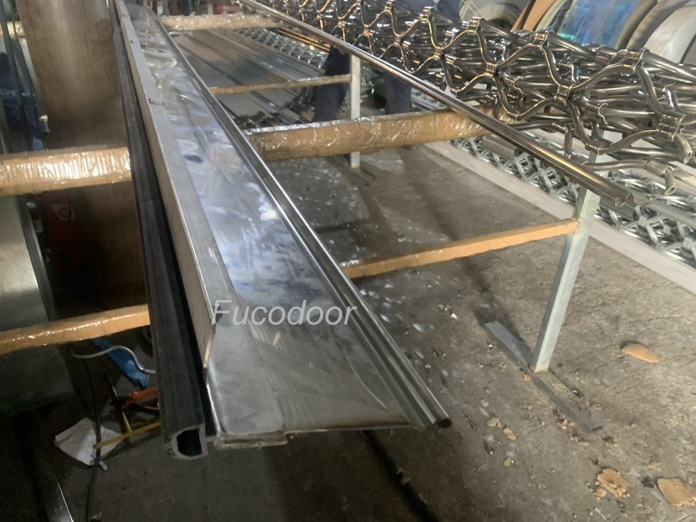 cửa cuốn siêu trường inox là gì