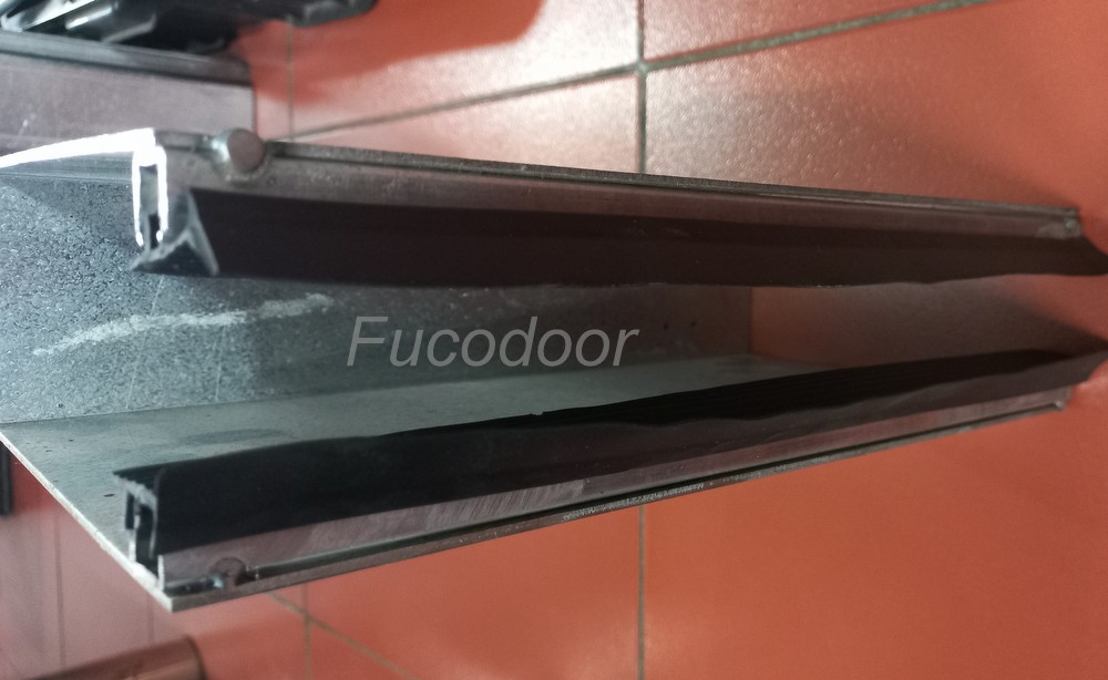 Cửa cuốn siêu trường INOX độ dầy 1.4ly, ray 200mm, có zoong