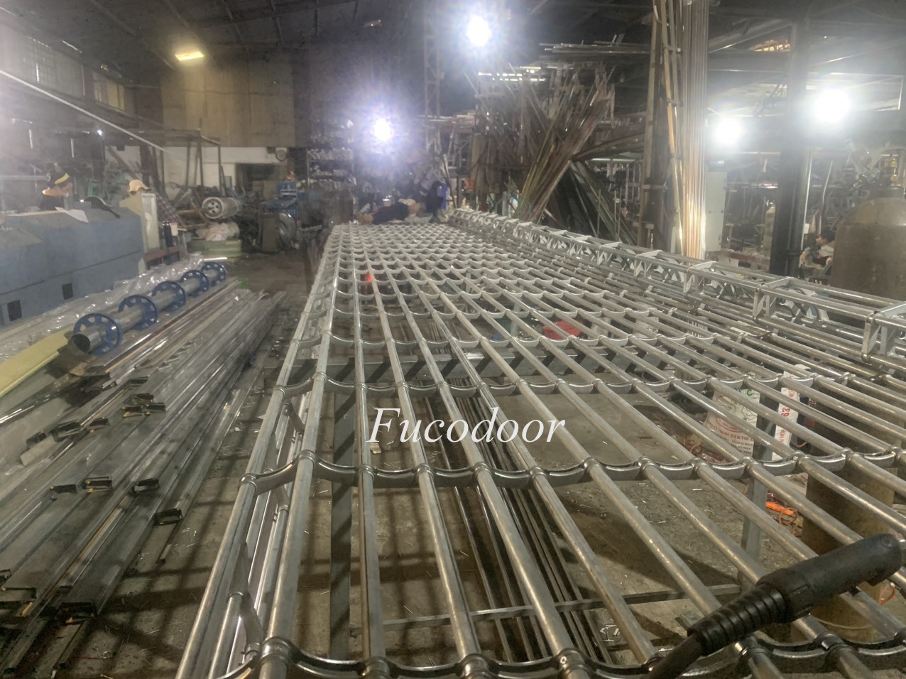 Cửa cuốn lưới song ngang inox vuông, cửa cuốn khớp thoáng 20x20, cửa cuốn khớp thoáng phi 19