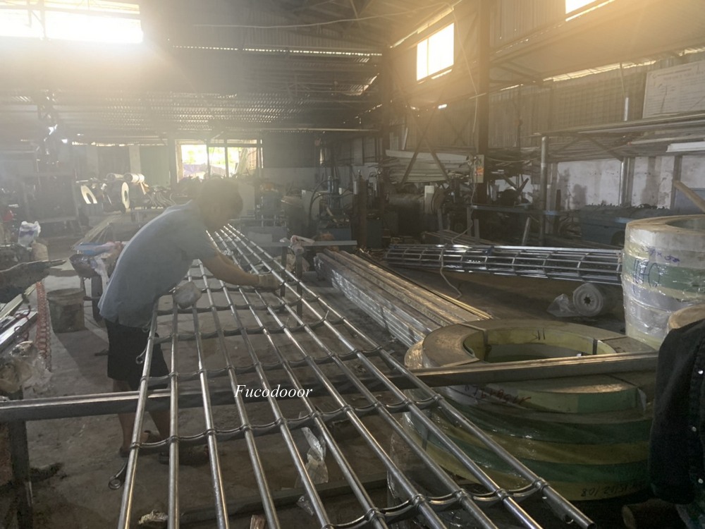 Cửa cuốn lưới song ngang inox vuông, cửa cuốn khớp thoáng 20x20, cửa cuốn khớp thoáng phi 19