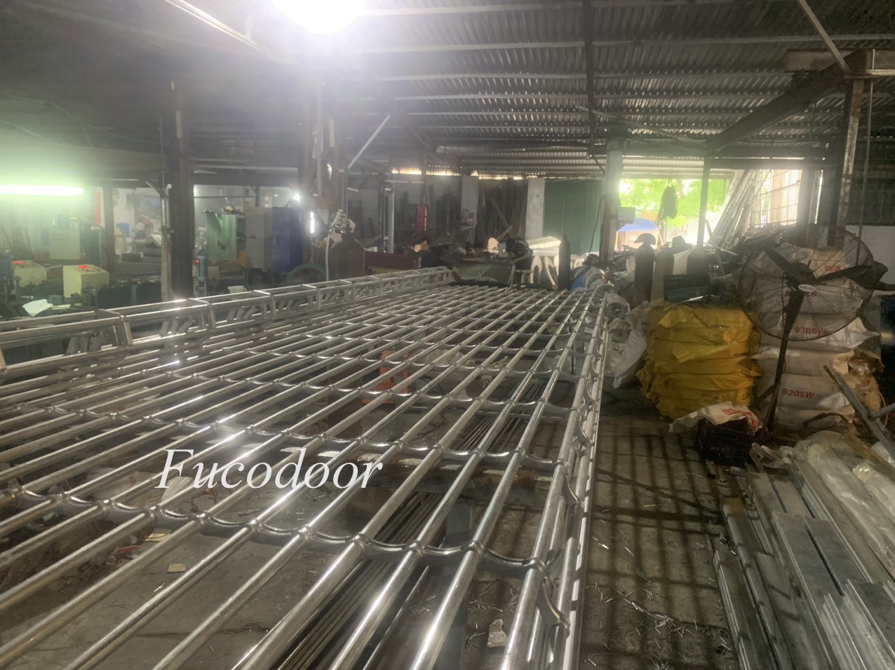Cửa cuốn lưới song ngang inox vuông, cửa cuốn khớp thoáng 20x20, cửa cuốn khớp thoáng phi 19