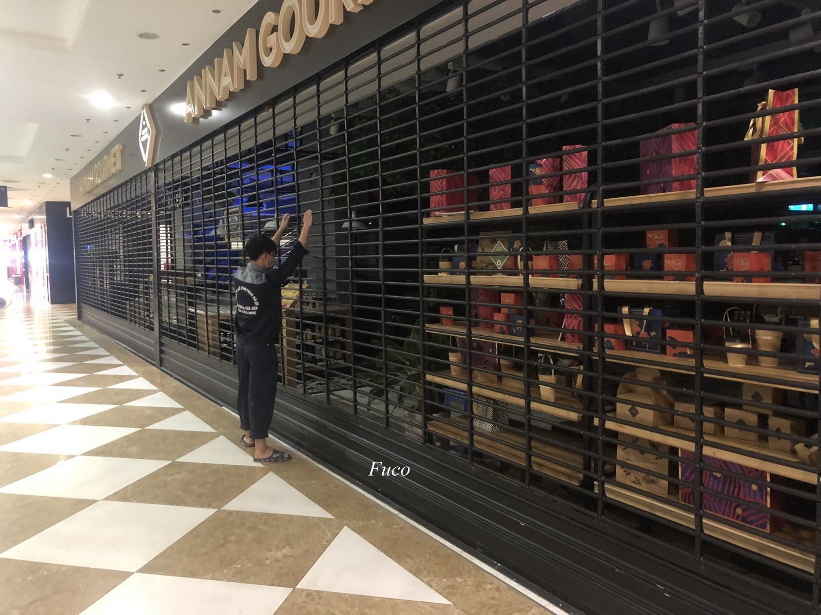 Cửa cuốn lưới song ngang inox vuông, cửa cuốn khớp thoáng 20x20, cửa cuốn khớp thoáng phi 19