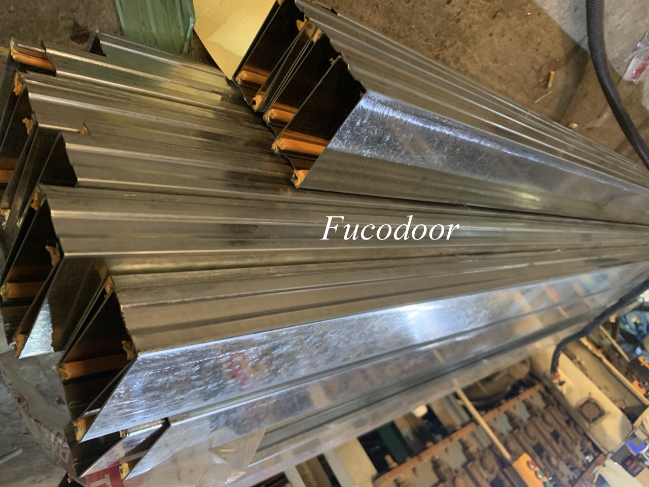 Cửa cuốn siêu trường thép mạ màu dầy 1.1ly
