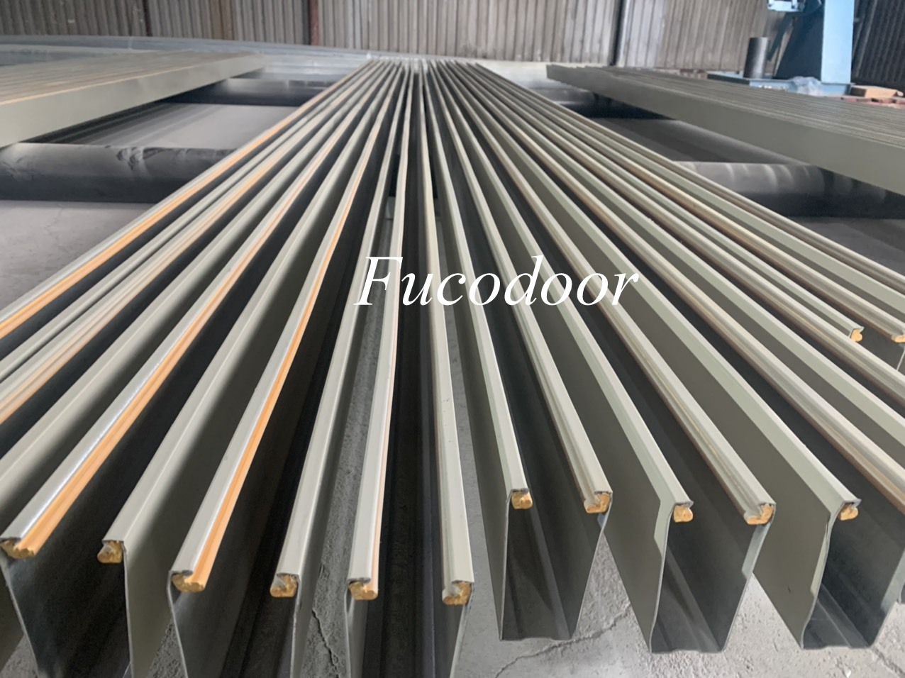 Cửa cuốn mắt võng sơn tĩnh điện phi 12.7