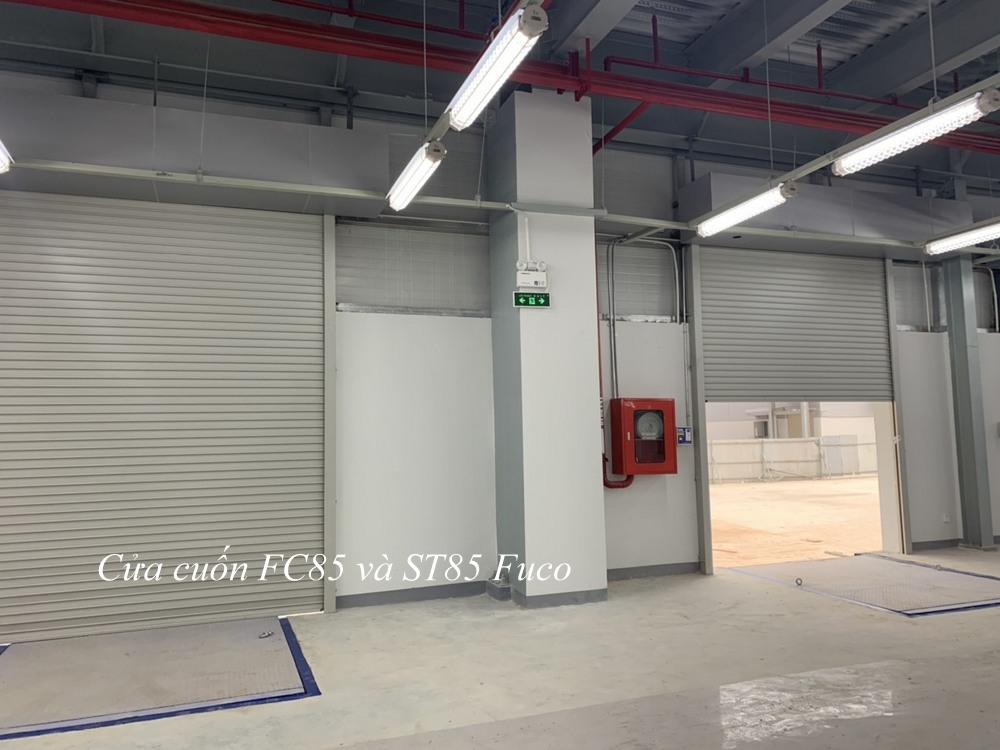 Cửa cuốn chống cháy bằng thép được thiết kế tự động đóng trong trường hợp hỏa hoạn và tự động ngăn chặn sự lan truyền của ngọn lửa (khói)