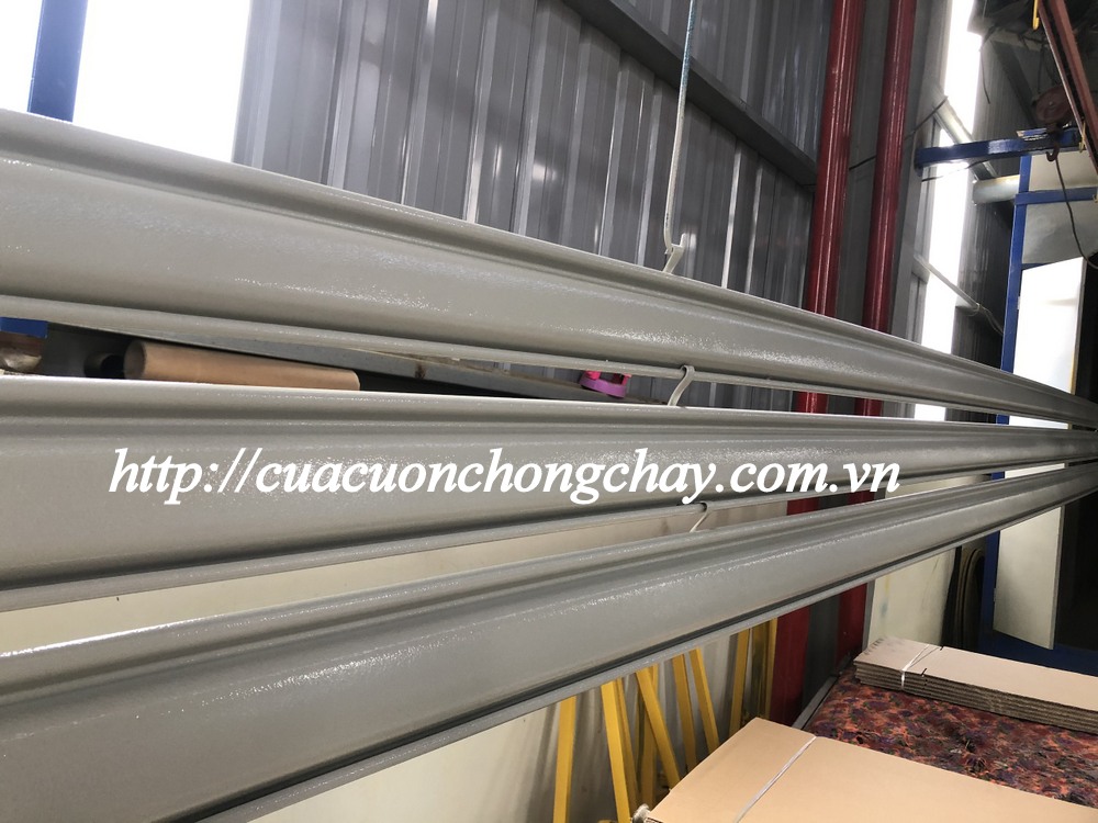 lá cửa v đáy cửa cuốn chống cháy rộng 12m