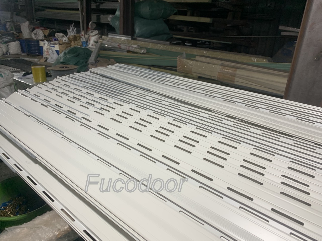 Cửa cuốn nhôm khe thoáng motor tại Lào Cai