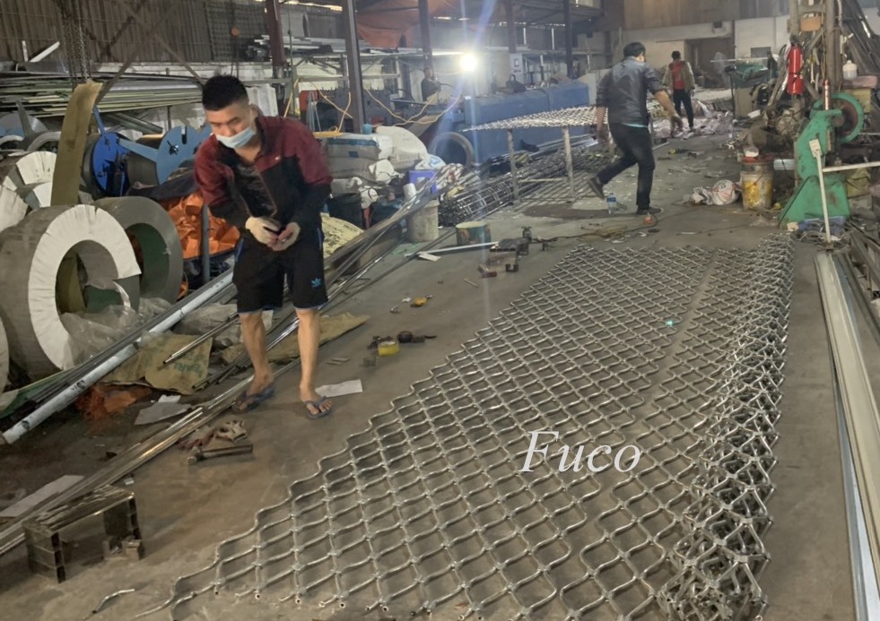 Cửa cuốn mắt võng sơn tĩnh điện và INOX 304