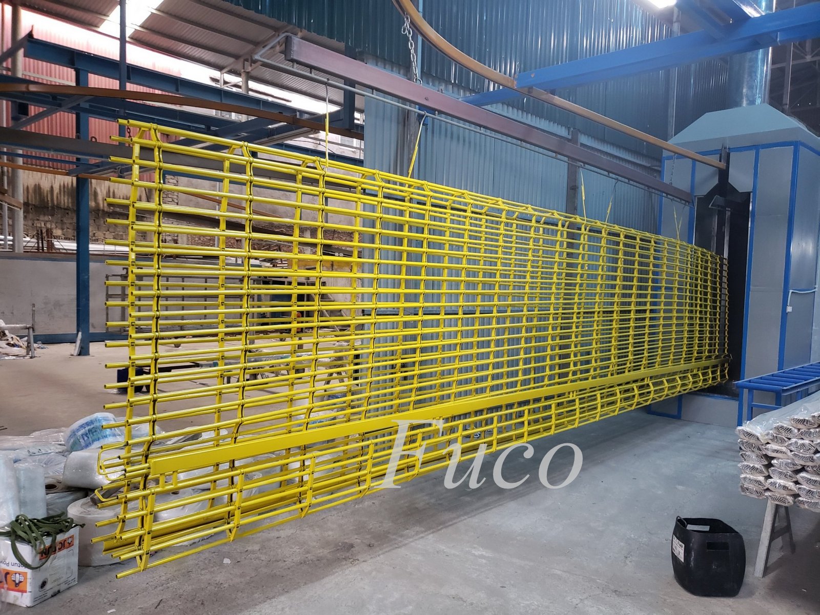 Thân cửa ống phi Ø 19 và Ø 21, độ dầy 1.1mm và 1.3mm, cửa thoáng toàn bộ nan đáy bằng hộp 25x50 hoặc 30x60, cửa kín dưới nan đáy bằng V4 hoặc V5
