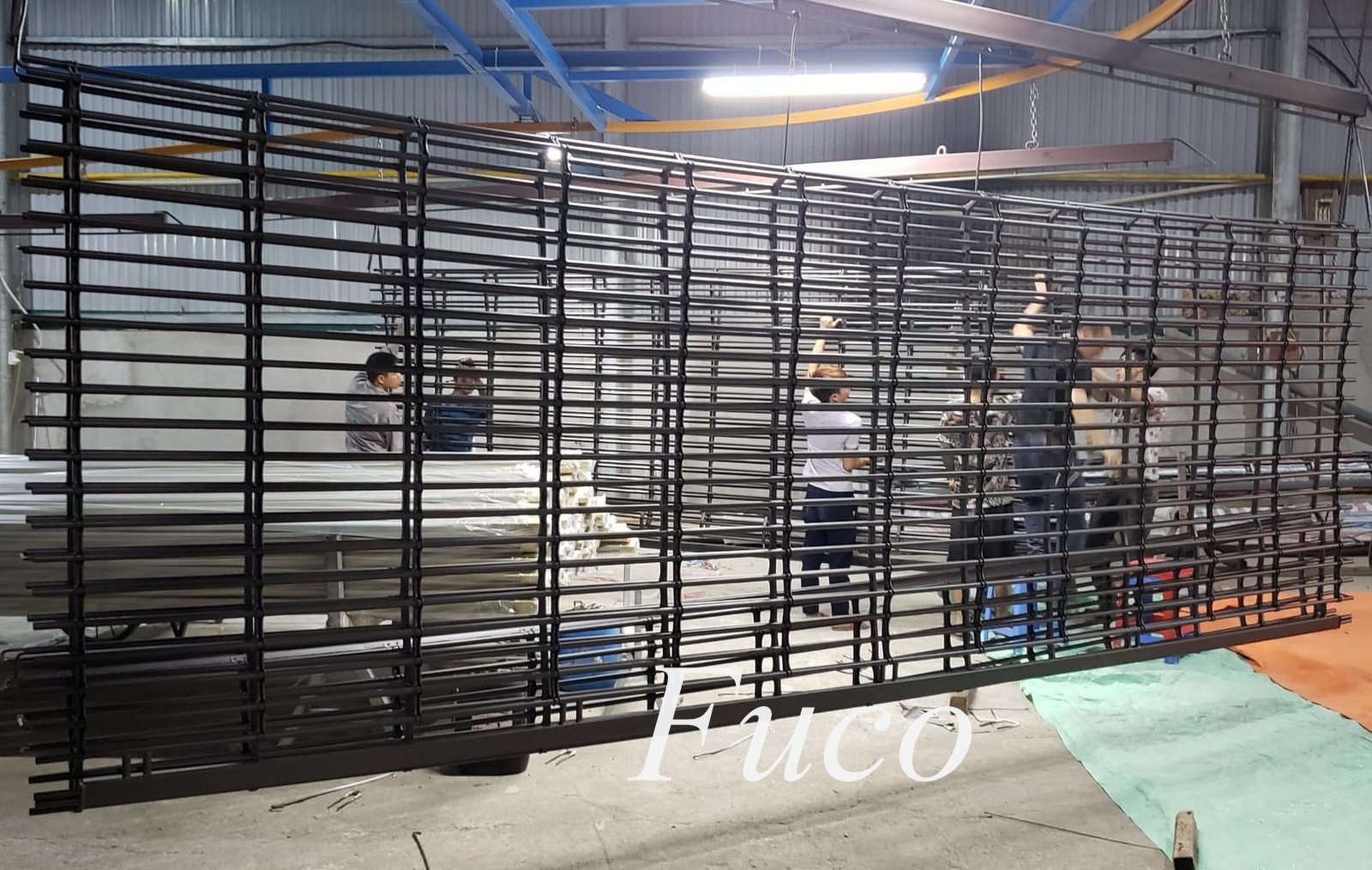 Thân cửa ống phi Ø 19 và Ø 21, độ dầy 1.1mm và 1.3mm, cửa thoáng toàn bộ nan đáy bằng hộp 25x50 hoặc 30x60, cửa kín dưới nan đáy bằng V4 hoặc V5