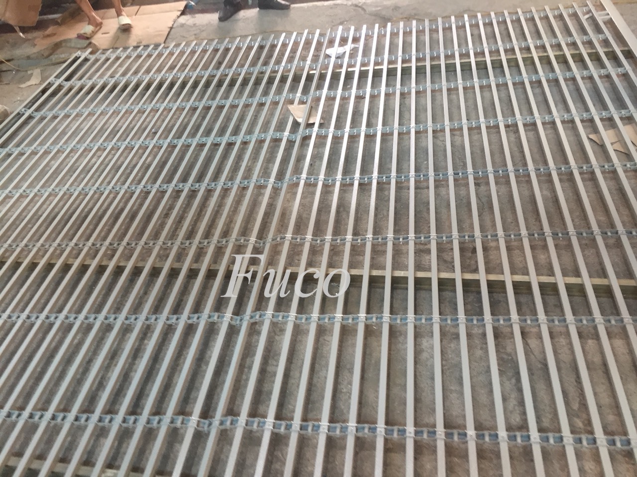 Cửa cuốn song ngang hộp 20x20, sơn tĩnh điện