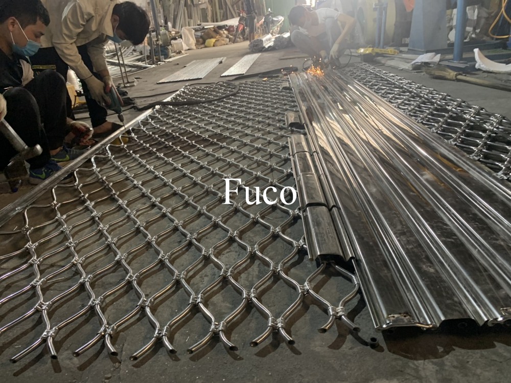 Cửa cuốn mắt võng sơn tĩnh điện và INOX 304