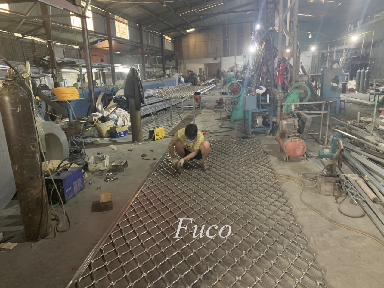 Cửa cuốn mắt võng sơn tĩnh điện và INOX 304
