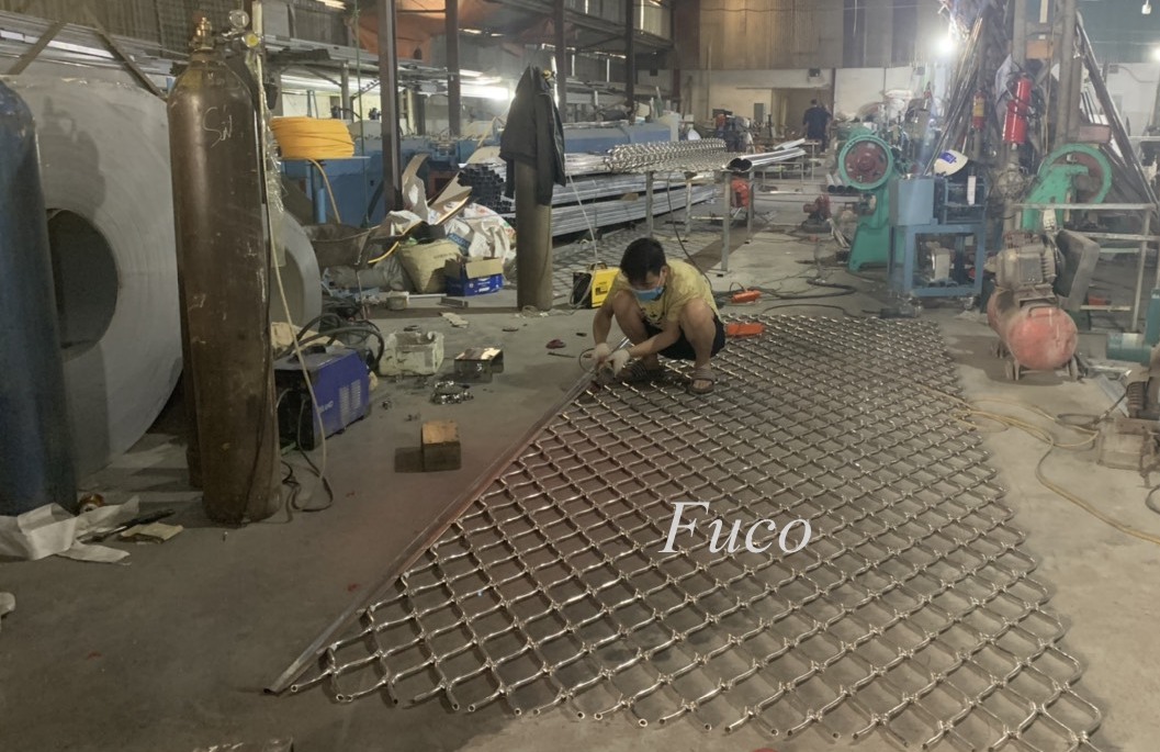 Cửa cuốn mắt võng sơn tĩnh điện và INOX 304