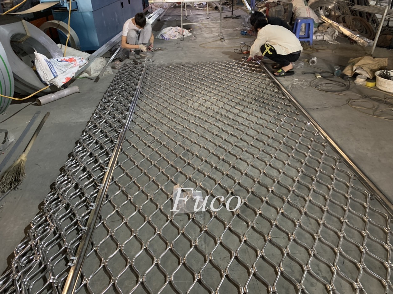 Cửa cuốn mắt võng sơn tĩnh điện và INOX 304