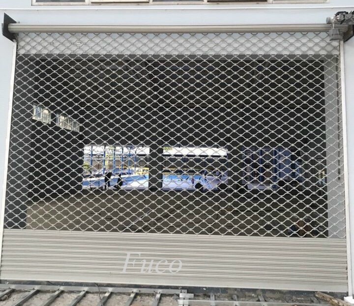 Cửa cuốn mắt võng sơn tĩnh điện và INOX 304