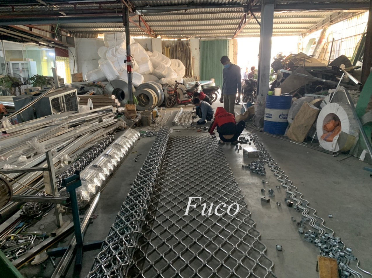Cửa cuốn mắt võng sơn tĩnh điện và INOX 304
