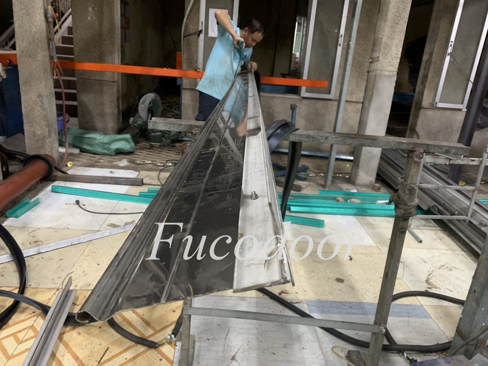  Cửa cuốn mắt võng INOX