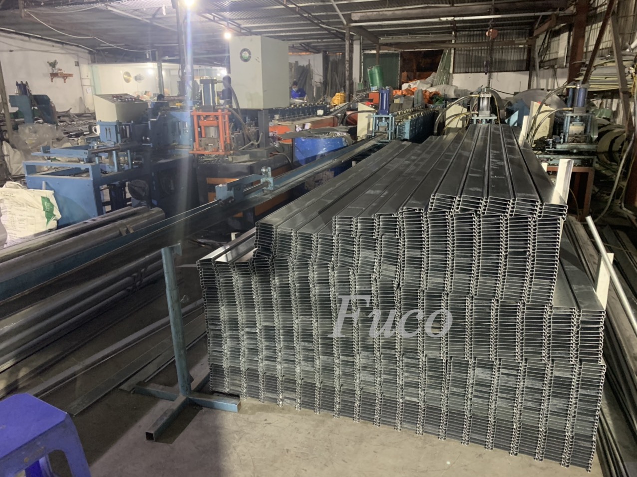 Thân cửa cuốn siêu trường ST85 được làm bằng thép mạ kẽm, khổ thép 125mm