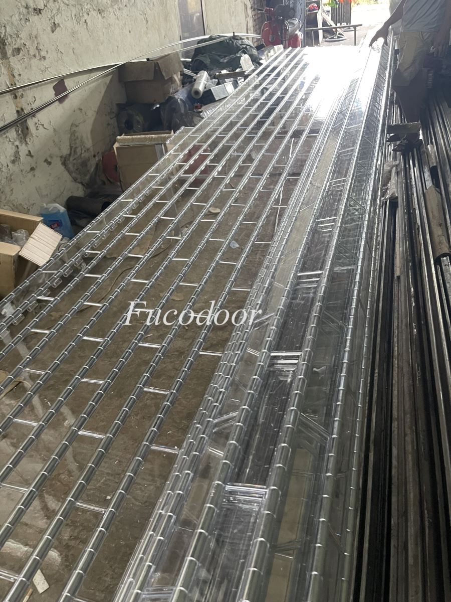 Cửa cuốn Polycacbonate xuyên sáng ống INOX 304, ống 15.9mm