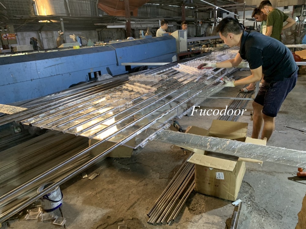 cửa cuốn trong suốt ống inox, Cửa cuốn Polycacbonate xuyên sáng