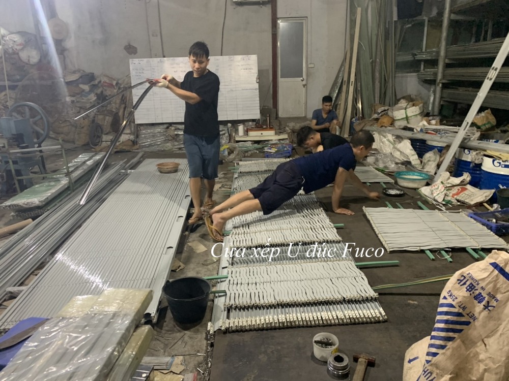 Cửa xếp thang máy