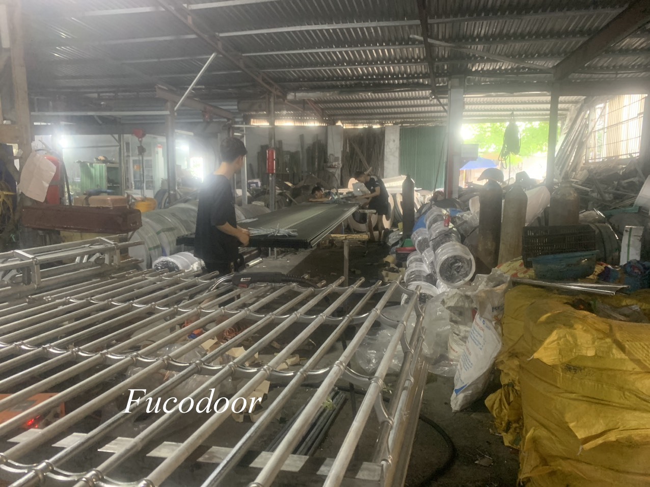 Cửa cuốn song ngang sơn tĩnh điện ống tròn phi 19 dầy 1.1ly